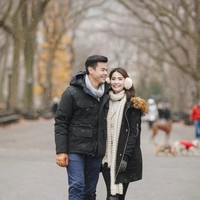 New York jadi pilihan Dion Wiyoko dan Fiona Anthony merayakan natal dan tahun baru. Fiona yang mengenakan coat dan high knee boots hitam ini pun tampil manis berjalan sambil merangkul sang suami.  Foto: Instagram