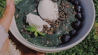Breakfast bowl ini juga buatan Eva. Memadukan kembang kol, alpukat, spirulina, kurma dan flaxseed. Toppingnya ada bluberry dan coconut butter. Foto: Instagram sophia_latjuba88