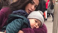 Setelah drama panjang karena dituduh memanipulasi data ke dukcapil karena pernikahannya dengan Ludwig, Jessica Iskandar akhirnya resmi jadi single parent. Pernikahan itu dibatalkan oleh PN Jaksel periode Oktober 2015. Jedar kala itu diketahui hamil di luar nikah. Tapi kini ia bahagia menjadi single parent berserta buah cintanya, El Alexander Barack. Foto: (instagram Jessica Iskandar)