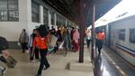 Puncak Arus Balik, Begini Suasana di Stasiun Senen dan Gambir