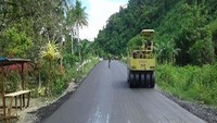 Jalan diaspal mulus. Nampak para pekerja sedang menggarap pengaspalan jalan. Pool/BP Jalan Nasional XVII Papua Barat.