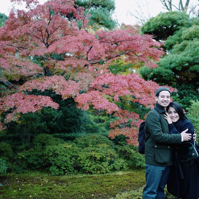 Pasangan baru Tarra Budiman dan Gya P Sadiqah juga memilih Jepang sebagai tempat liburannya. Berpose tersenyum dan saling berpelukan mereka pun terlihat bahagia. Foto: Instagram