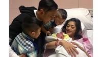 Ini potret saat Aliya Rajasa usai melahirkan Gaia. Ibas Yudhoyono dan kedua putranya terlihat bahagia menyambut anggota baru keluarga mereka. (Foto: Dok instagram Ani Yudhoyono)