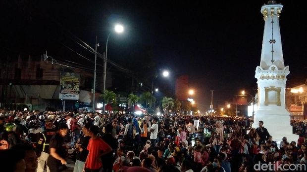 Warga rayakan malam tahun baru di Tugu Yogya
