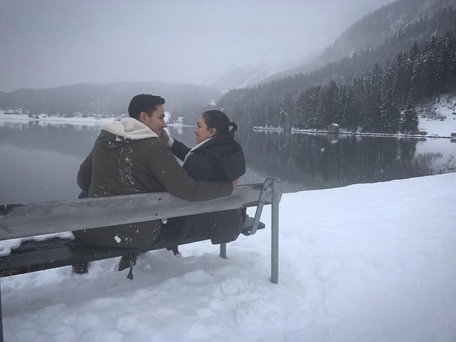 Pasangan Darius Sinathrya dan Dona Agnesia memilih Switzerland sebagai destinasi liburannya. Mereka pun terlihat mesra saat duduk berdua di depan Lake Davos. Foto: Instagram