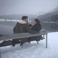Pasangan Darius Sinathrya dan Dona Agnesia memilih Switzerland sebagai destinasi liburannya. Mereka pun terlihat mesra saat duduk berdua di depan Lake Davos. Foto: Instagram