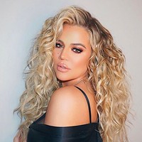 Khloe Kardashian pernah dituntut atas pelanggaran hak cipta karena menggunakan foto hasil jepretean fotografer tanpa izin. Foto tersebut diambil saat dirinya makan di sebuah restoran. Khloe mengaku kalau ia menemukannya dari situs penggemar dan mem-posting ulang di Instagram. Foto: (instagram Khloe Kardashian)