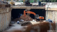 Proyek ini dipastikan tidak kelar sesuai terget, karena harusnya Underpass Mampang selesai Desember 2017 kemarin.