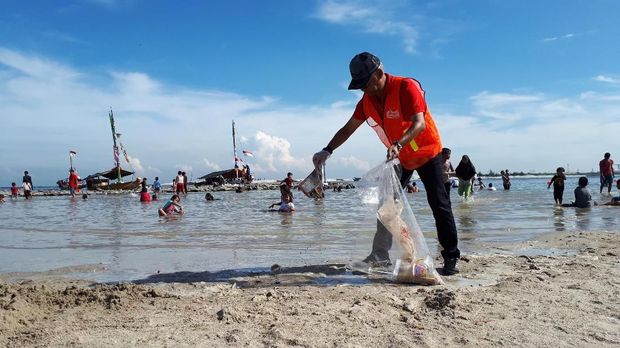 Ada 400 petugas yang dikerahkan membersihkan sampah di Ancol.