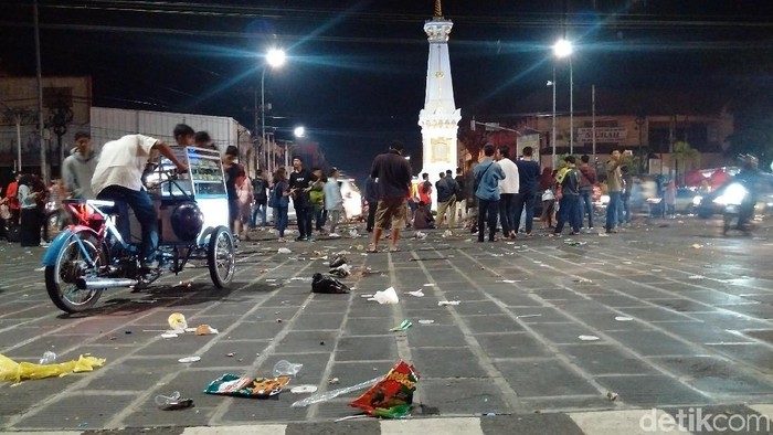 Sisa Perayaan Tahun Baru di Tugu Yogya, Sampah di Mana-mana