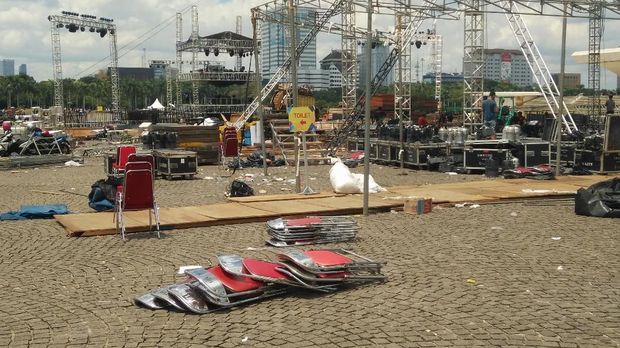 Kursi-kursi pengunjung mulai dirapikan.
