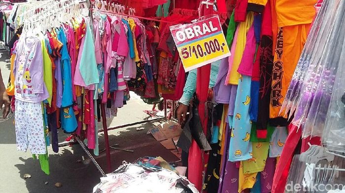 Cara PKL Tanah Abang Gaet Pembeli Masker Kain 5 Potong Rp 