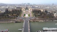 Panorama dari atas Menara Eiffel