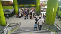 Foto: Berdasarkan data humas Stasiun Gambir tercatat 12.552 penumpang keberangkatan pada hari ini. Sedangkan data pos angkutan Natal dan Tahun Baru 2018 sejak tanggal 22 Desember hingga 1 Januari 2018 mencatat 148.074 kedatangan yang tiba di Stasiun Gambir. Untuk penumpang berangkat sejak tanggal 22 Desember - 1 Januari 2018, 177.750. (Adit-detikcom)