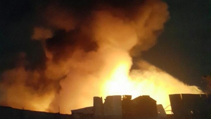 Pabrik Plastik di Kalideres Terbakar, 4 Unit Damkar Dikerahkan