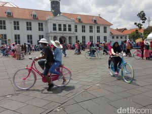 Libur Tahun Baru, Kawasan Kota Tua Dipenuhi Pengunjung
