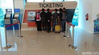 Di mesin pembelian tiket secara elektronik atau vending machine juga tak terjadi antrean. Hanya terlihat satu hingga dua baris antrean di vending machine dan sesekali kosong tak ada yang antre sama sekali.