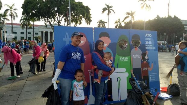 Warga juga berfoto di booth berlatar tema kegiatan 'Clean The City' ini.