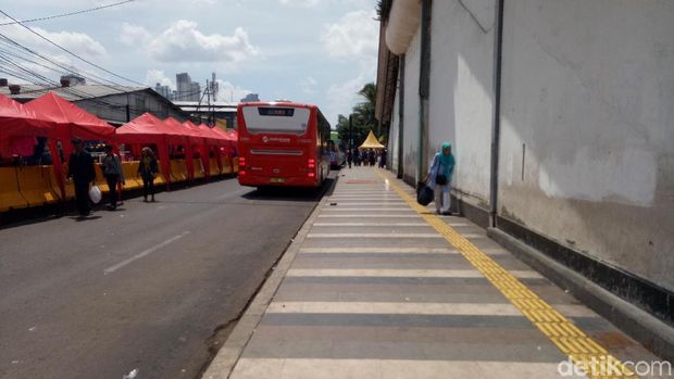 Dijaga Petugas, Trotoar Depan Stasiun Tn Abang Bersih dari PKL