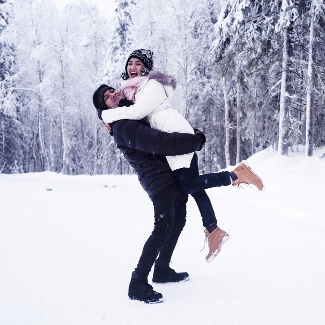 Natasha Rizki dan sang suami, Desta menikmati liburan akhir tahun di Finlandia. Menikmati cuaca bersalju, Natasha yang mengenakan coat putih tampak bahagia dan romantis ketika dirinya digendong oleh Desta. Foto: Instagram