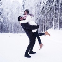 Natasha Rizki dan sang suami, Desta menikmati liburan akhir tahun di Finlandia. Menikmati cuaca bersalju, Natasha yang mengenakan coat putih tampak bahagia dan romantis ketika dirinya digendong oleh Desta. Foto: Instagram