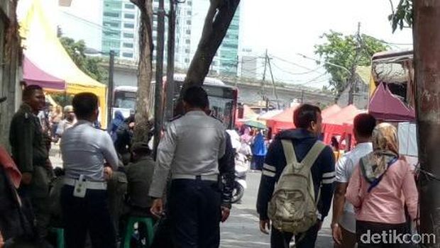 Dijaga Petugas, Trotoar Depan Stasiun Tn Abang Bersih dari PKL