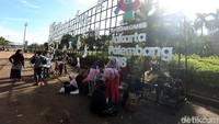 Mereka menunggu di depan gerbang Monas.