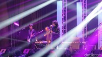 Meski tidak seceriwis dan banyak bercanda biasanya, namun sang vokalis, Duta malam itu tampak aktif menjalin interaksi dengan penonton. (Saras/detikHOT)