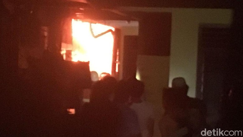 Cerita Warga di Lokasi Kebakaran Mampang: Kirain Petasan Tahun Baru Cerita Warga di Lokasi Kebakaran Mampang: Kirain Petasan Tahun Baru