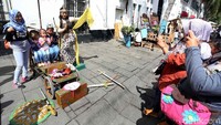 Komunitas patung hidup adalah sekelompok orang di Kota Tua yang menggunakan kostum sedemian rupa untuk menyapa pengunjung.