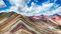 Menurut penelitian, warna-warni di tanahnya disebabkan oleh bebatuan kapur, granit dan beberapa lavender yang tumbuh. Pembentukan geologi tanah pada pegunungannya pun sudah berlangsung selama jutaan tahun lalu (Thinkstock)