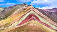 Tanah Vinicunca berwarna merah, kuning, biru, putih dan hijau. Tanahnya pun gersang tanpa ditumbuhi pepohonan tinggi (Thinkstock)