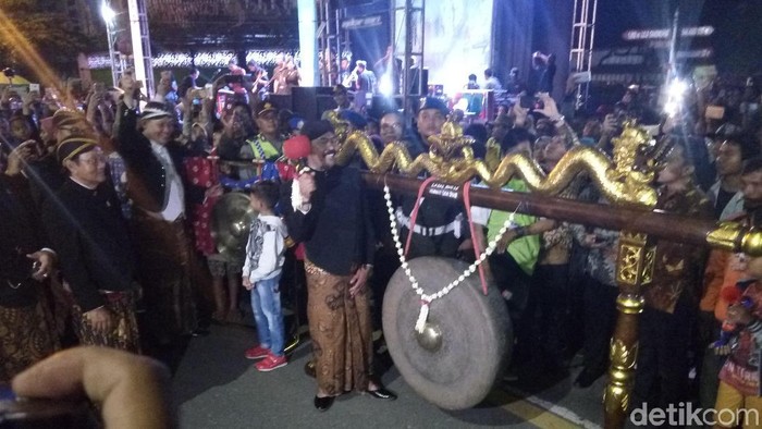 Gemuruh Suara Gong Warnai Pergantian Tahun 2018 di Solo