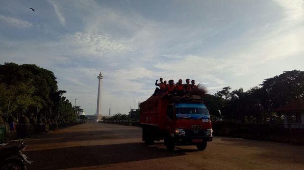   Truk-truk sampah Dinas Kebersihan hilir mudik mengangkut sampah di Monas. 