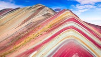 Vinicunca di Peru layak masuk daftar keajaiban di dunia. Pegunungan ini berwarna-warni layaknya pelangi (Thinkstock)