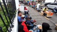 Berbagai dagangan terutama makanan ludes dibeli pengunjung.