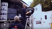 Berbeda dengan bagian Critical, bagian-bagian Non-Critical diangkut menggunakan lima peti kemas yang sudah diatur sedemikian rupa jadwal pengirimannya. Dengan begitu kebutuhan logistik F1 bisa sampai tepat waktu. Foto: Screenshot Youtube RacerThoughts