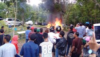 Foto: Farid mengaku saat berangkat menuju Merapi Park, tidak ada kendala pada mesin mobilnya. Meski tampak raut muka tidak percaya mobilnya ludes terbakar, namun ia bersyukur tidak ada keluarganya yang luka akibat peristiwa tersebut. (Ristu Hanafi/detikcom)