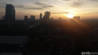 Suasana tampak begitu syahdu saat matahari terbit di Senin (1/1/2018). 
