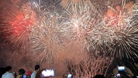 Pesta kembang api menambah kemeriahan malam pergantian tahun di Filipina. Dondi Tawatao/Reuters.