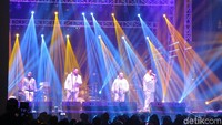  Menjelang malam pergantian tahun, All 4 ONE naik ke atas panggung. Pada penampilannya mereka juga turut dalam perhitungan mundur menuju tahun baru. (Saras/detikhot)