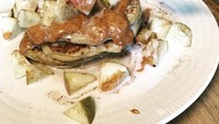 Anaknya, Eva Celia juga seorang vegetarian. Ia pernah membuat pancake vegan bebas gluten dan bebas gula. Kelihatan lezat ya!Foto: Instagram sophia_latjuba88