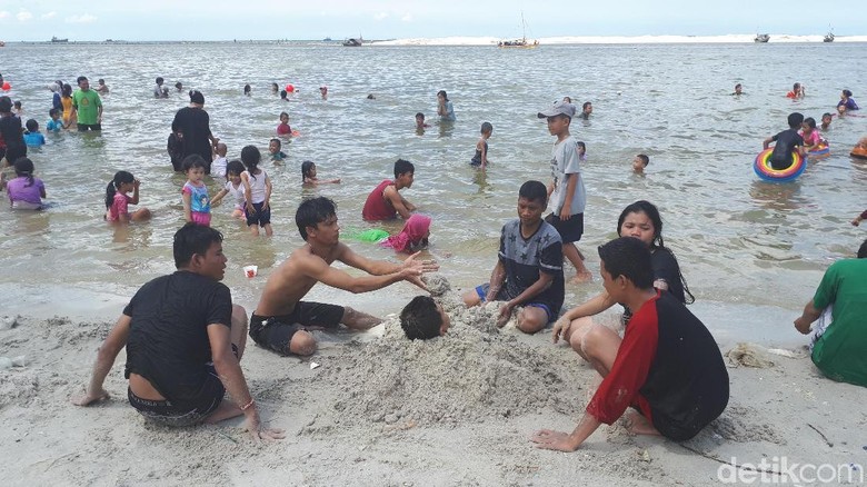 Libur Tahun Baru Warga Penuhi Pantai Ancol