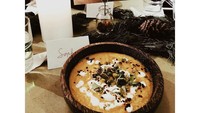 Aktris 47 tahun ini tergabung dalam komunitas vegan. Dalam sebuah makan malam, Sophia menikmati sup ubi berbumbu kari yang dilengkapi nachos.Foto: Instagram sophia_latjuba88