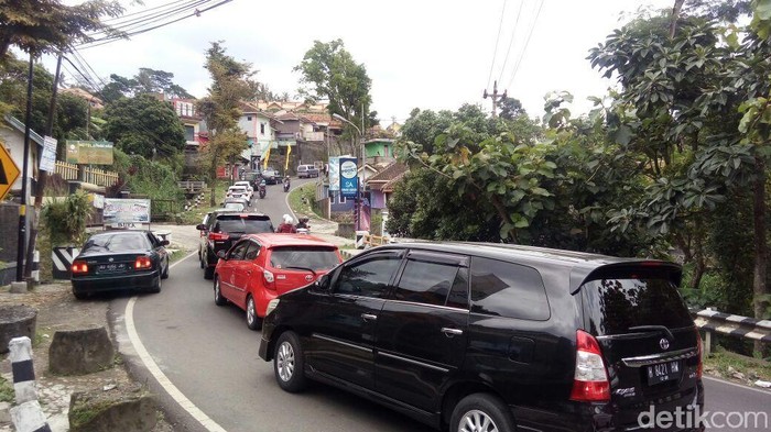 Arus Lalin Menuju Kawasan Wisata Bandungan Semarang Padat Merayap