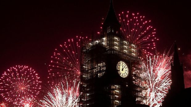 Fireworks explode behind the Elizabeth Tower, commonly known as Big Ben, during New Year's Eve celebrations in London, Britain, January 1, 2018.  REUTERS/Toby Melville