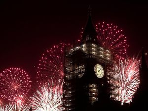 Cantiknya Big Ben Berlatar Kembang Api Tahun Baru 2018
