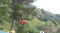 Traveler yang ingin bersantai sambil menikmati makanan, bisa berkunjung ke cafe pohon di rumah pohon. (Chaidir/detikTravel)