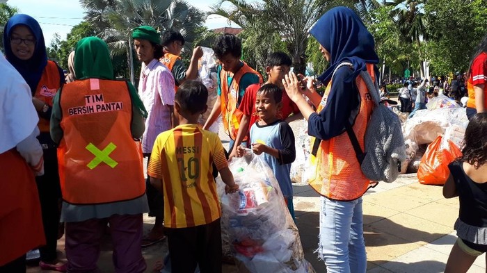 Kompaknya, Pengunjung dan Petugas di Ancol Bersihkan Sampah