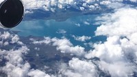 Saat sedang di pesawat, tak lupa Fazza memotret panorama langit dan awan (Instagram/faz3)